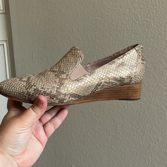 Taryn Rose metallic cobra soft gold wedge loafer size 6 - Picture 4 of 9